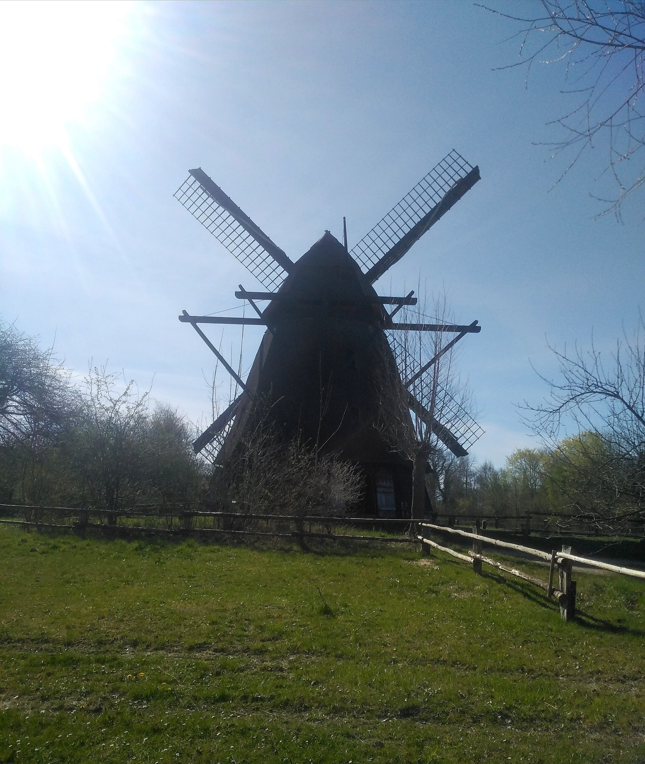 Windmühle bei Sonnenschein